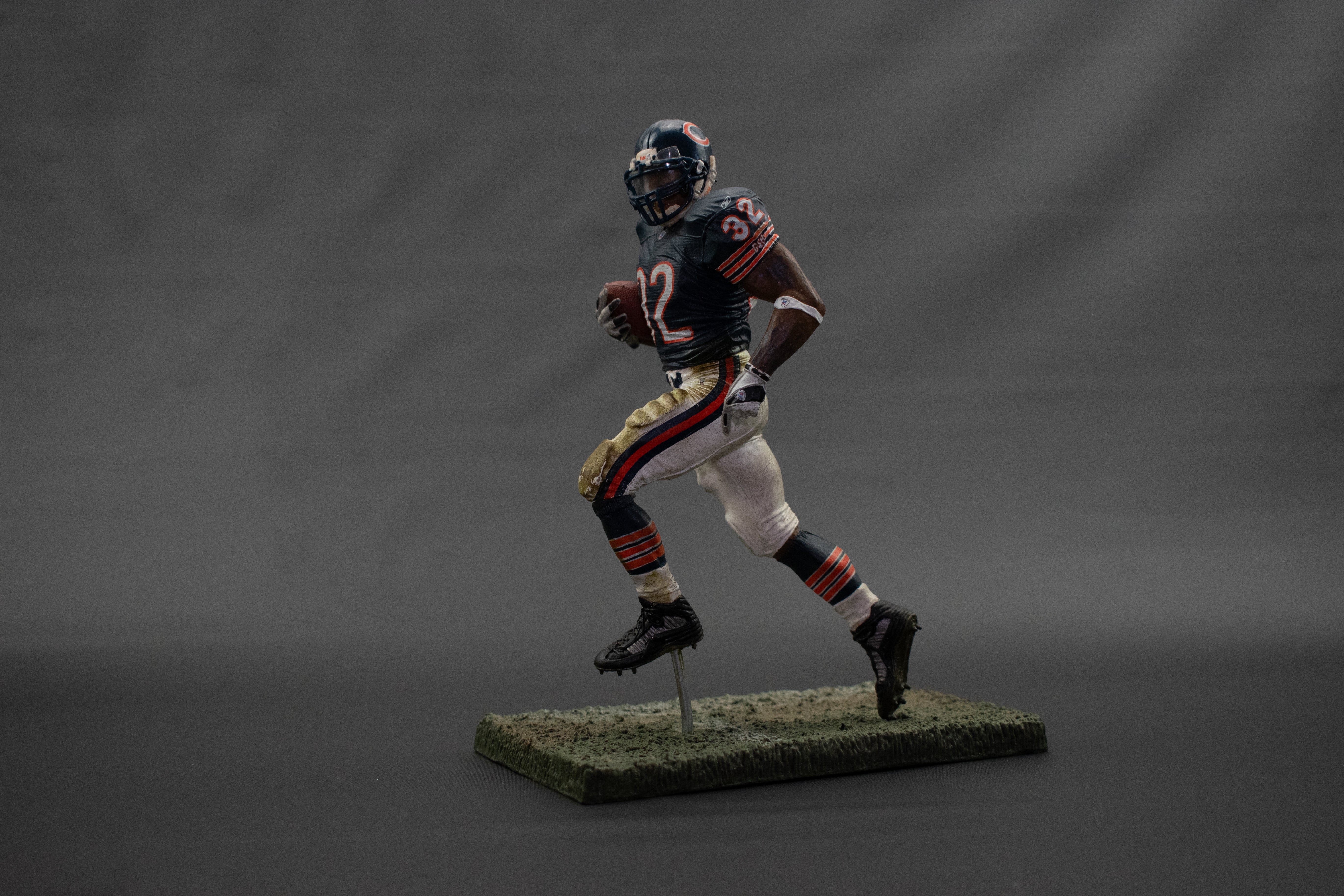 Chicago Bears Cedric Benson #32 McFarlane Figure 2007 NFL SERIES 15