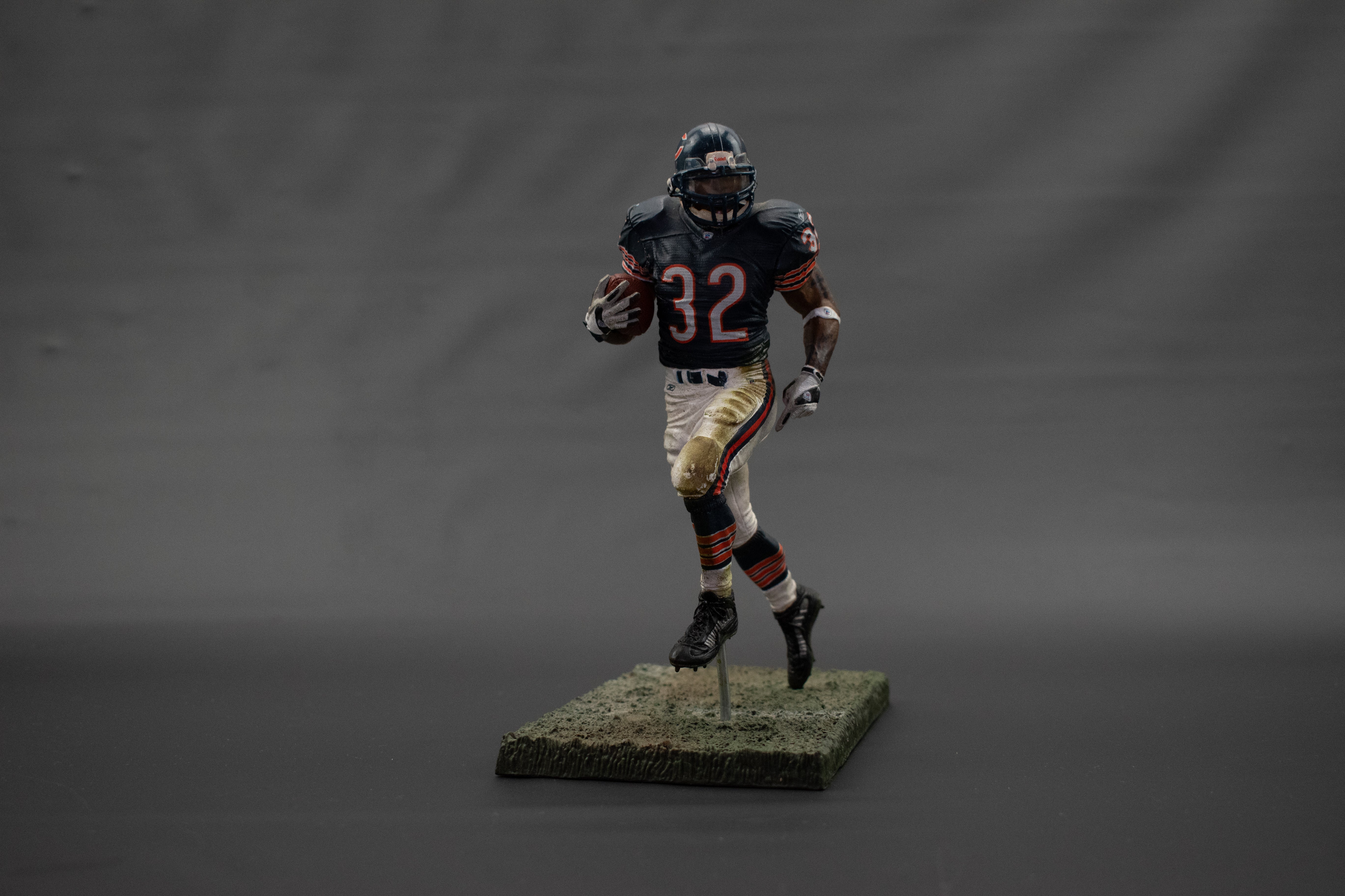 Chicago Bears Cedric Benson #32 McFarlane Figure 2007 NFL SERIES 15