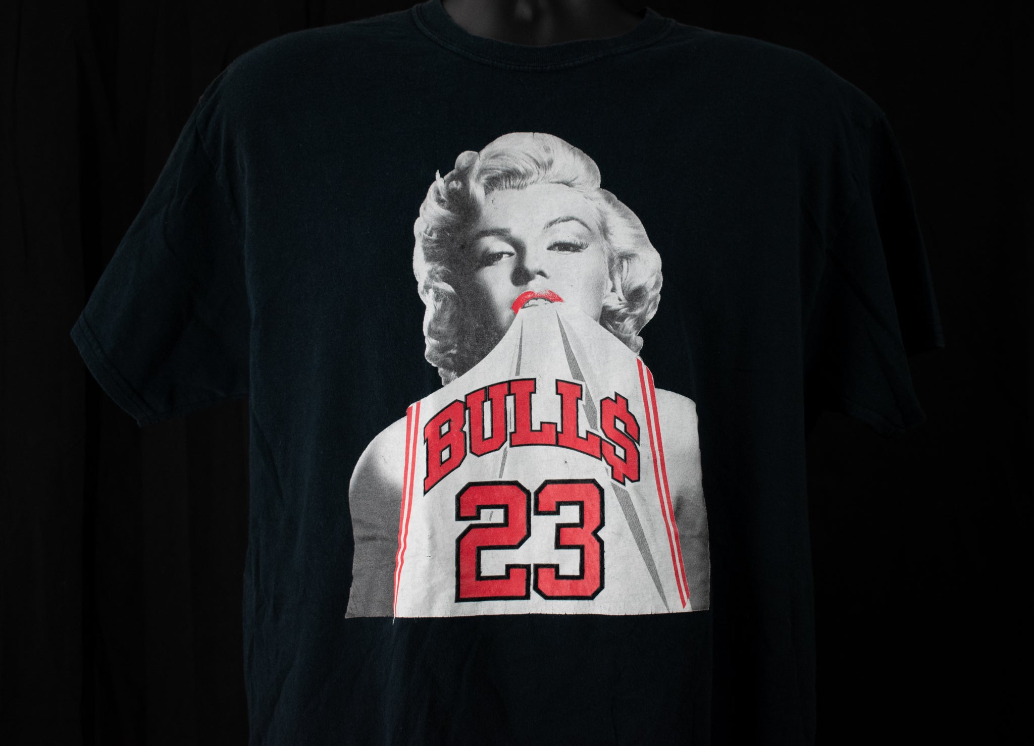 Marlyn Monroe Chicago Bulls 23 Micheal Jordan Black Red Adult T-Shirt Size Medium