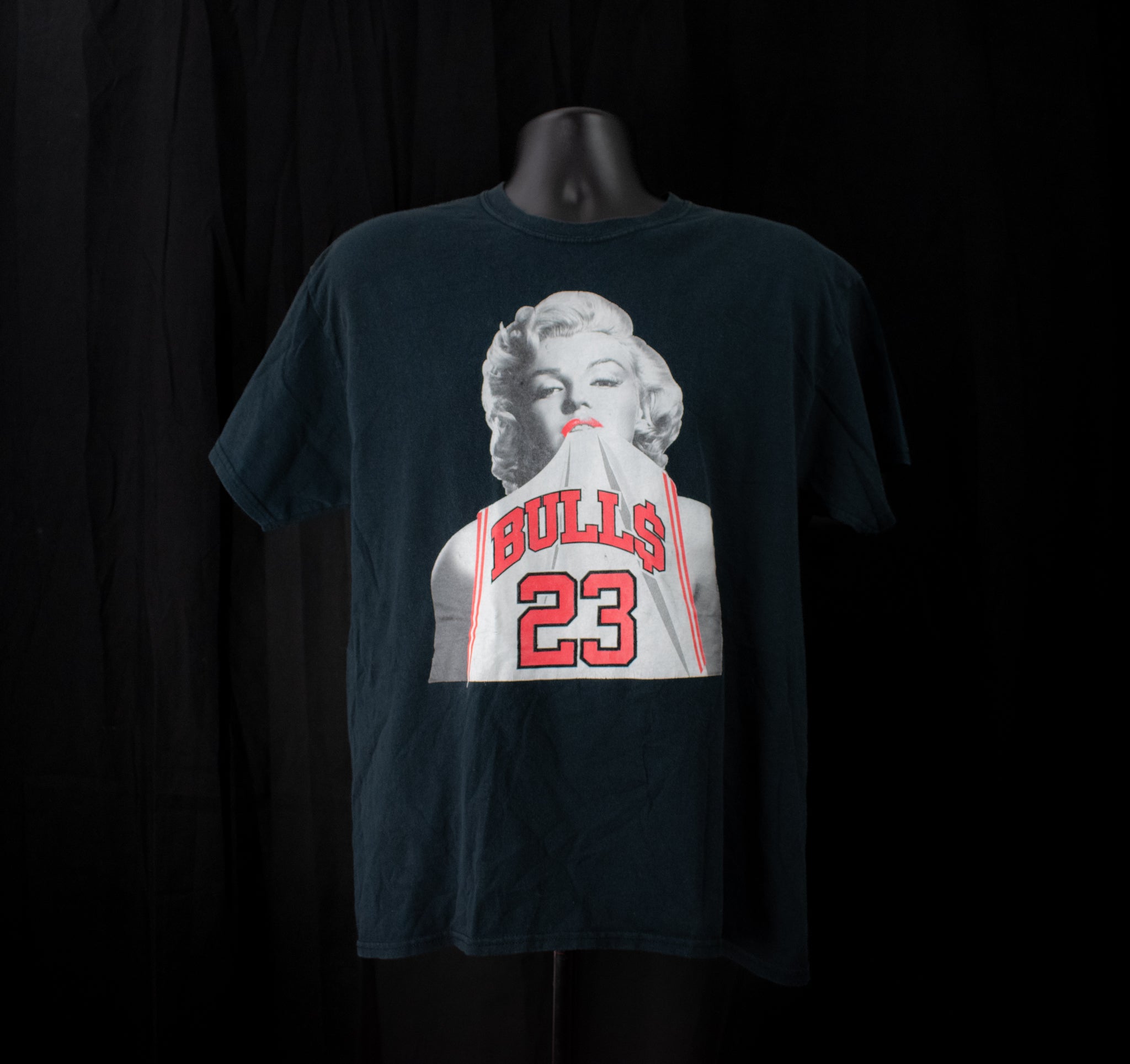 Marlyn Monroe Chicago Bulls 23 Micheal Jordan Black Red Adult T-Shirt Size Medium