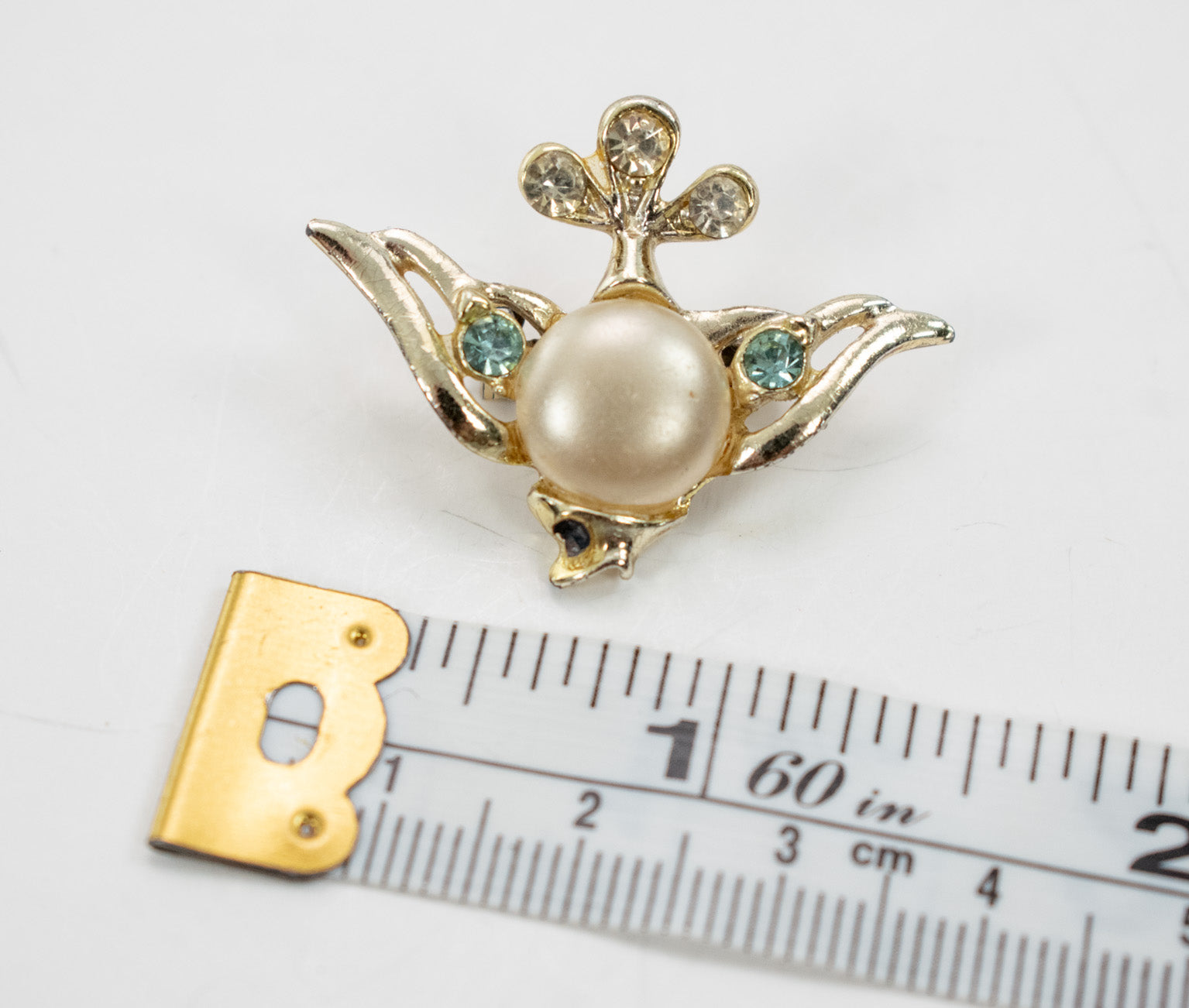 Brooch Pin Collectible Vintage Pin Used Fish 1 inch Stone and gold plated pearl