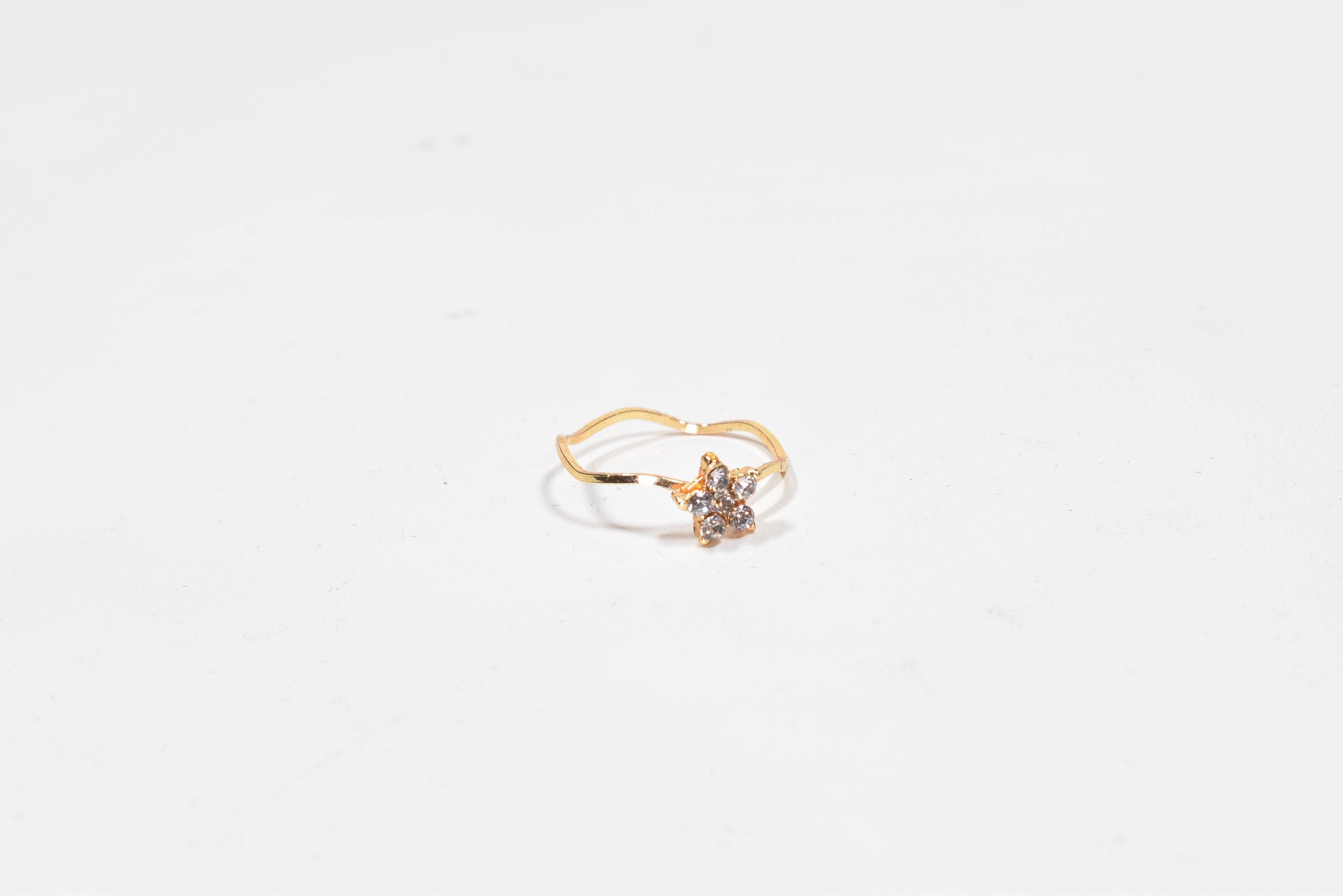 Star Flower Promise Ring 6 Stone Flashy Stone Gold band Size 8 US. Used -00019